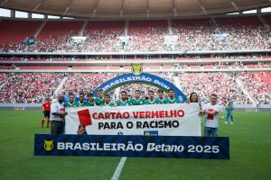 Mais de 30 mil torcedores levantam “cartão vermelho” ao racismo no Mané Garrincha