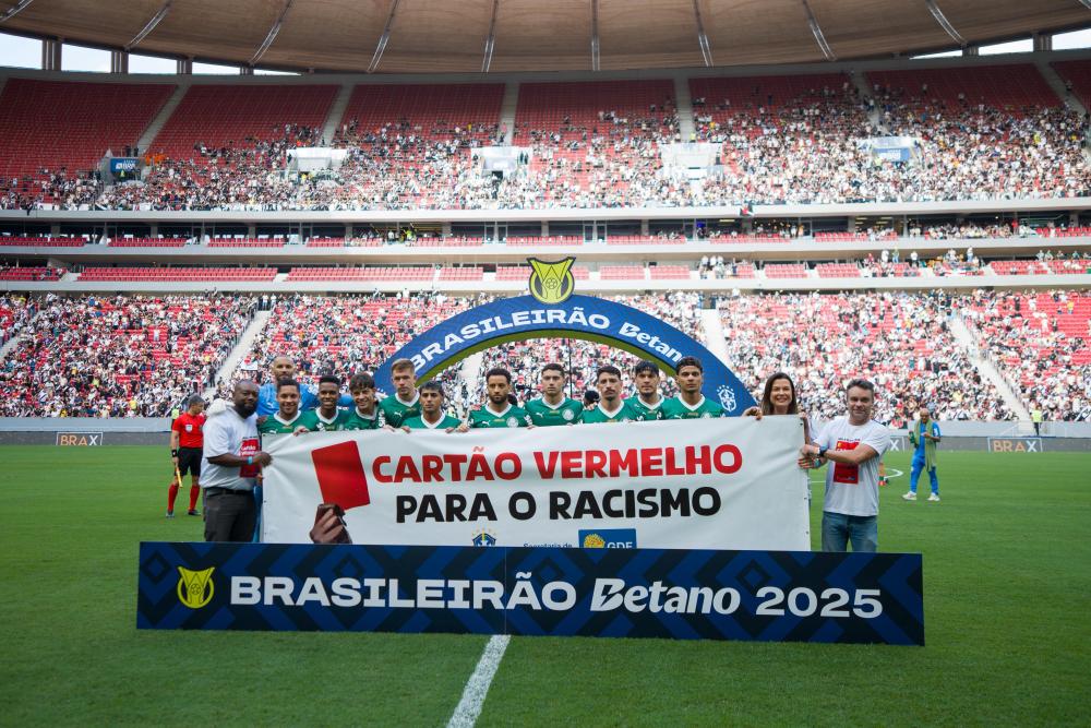 Capa da notícia: Mais de 30 mil torcedores levantam “cartão vermelho” ao racismo no Mané Garrincha